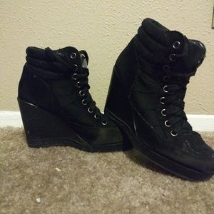 Black heeles wedges.